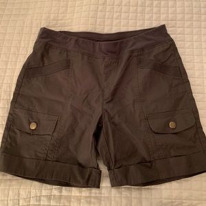 Wearables shorts, army green. Stretch waistband, patch pockets